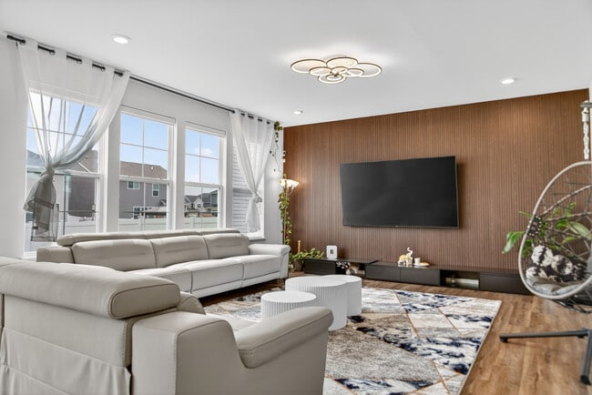 Building Photo - 395 S Pointe Ave