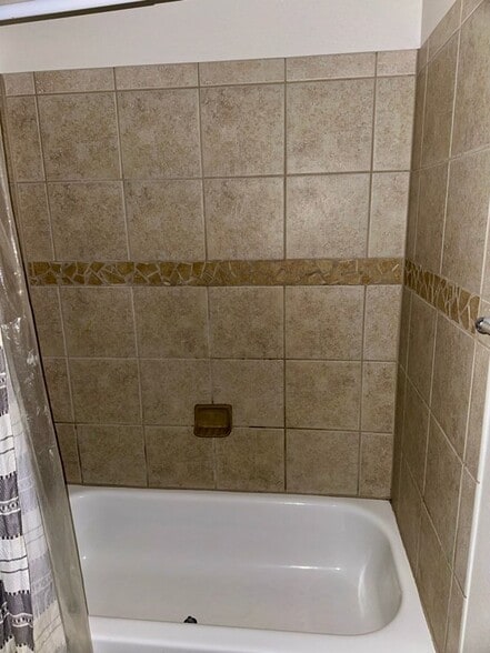 Building Photo - 402 Topeka Ct