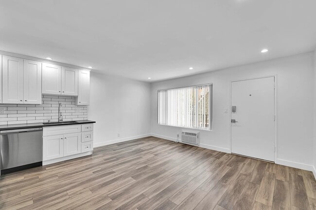 Building Photo - 925 W 30th St