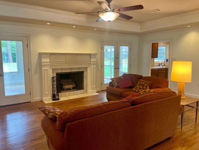 Building Photo - Turnkey Renovated Home!