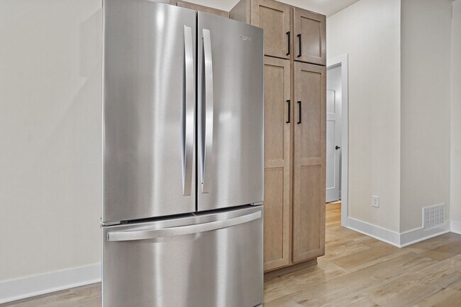 Building Photo - 3 Bed / 2.5 Bath Townhome w/Deck, Walkout Finished Basement, 9' Ceilings, Quartz Tops, Stainless ...