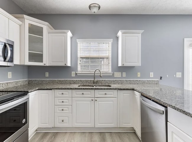 Building Photo - Renovated End-Unit Townhome with Spacious Primary Suite