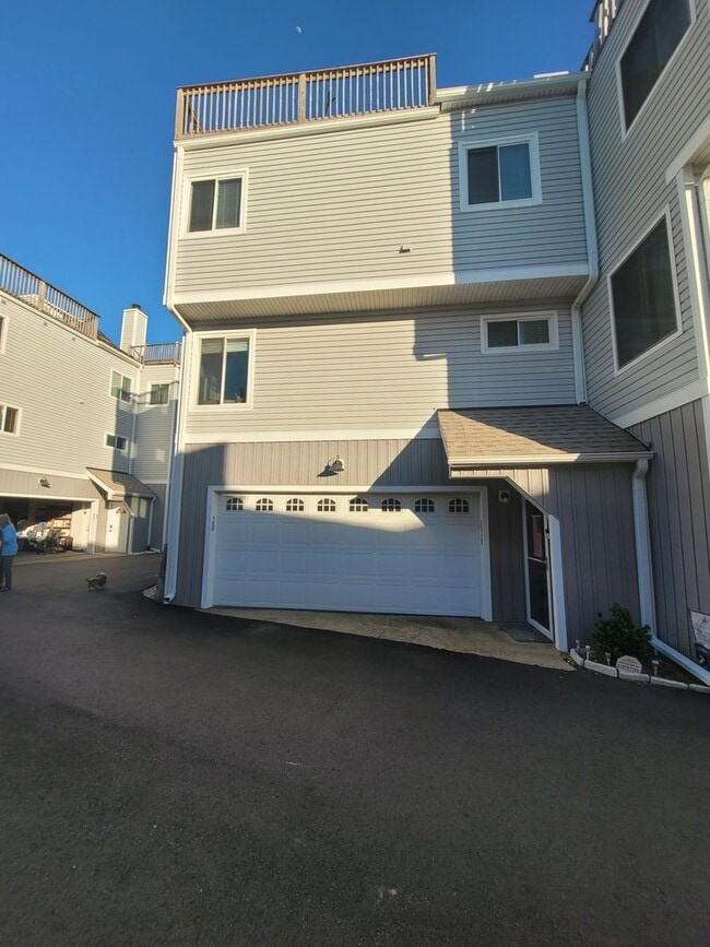 Building Photo - 2 Bedroom, 2.5 Bath Condo with with Ocean ...