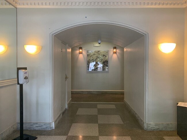 Building Photo - DC Studio in "Old City"  - Furnished!! Murphy bed & small sofa.