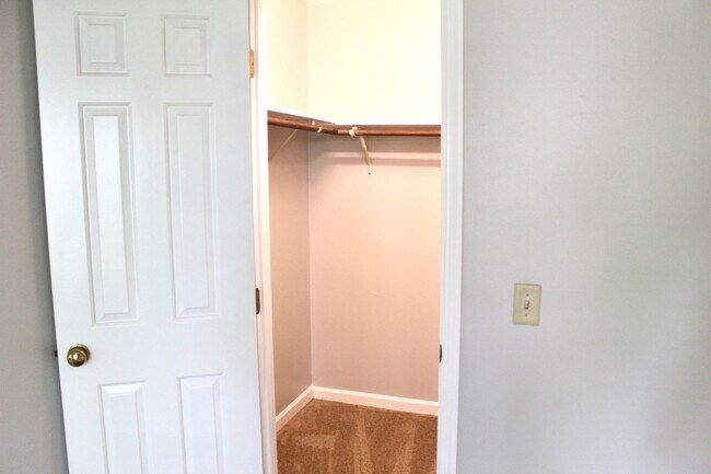 Building Photo - 736 Woodland Dr