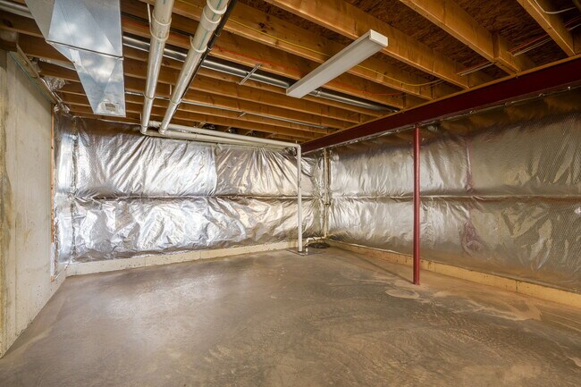 Building Photo - 2233 Oakbrook Blvd