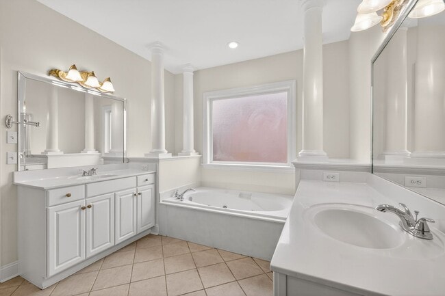 Building Photo - Beautiful 6BR Executive Brentwood Home with Pool