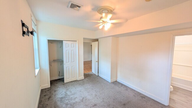 Building Photo - Creekside 1BR with Central Air and W/D