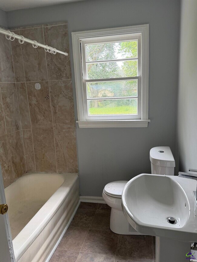 Building Photo - 202 Ruzelle St