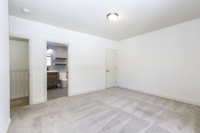Building Photo - Open and Bright 2 bed/ 1.5 bath town-home ...