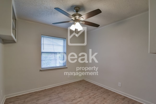 Building Photo - $1725! 3Bed home! Apply by 11/5 and save 5...