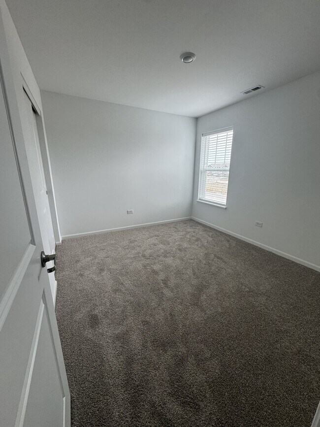 Building Photo - 25732 W Wakefield Dr