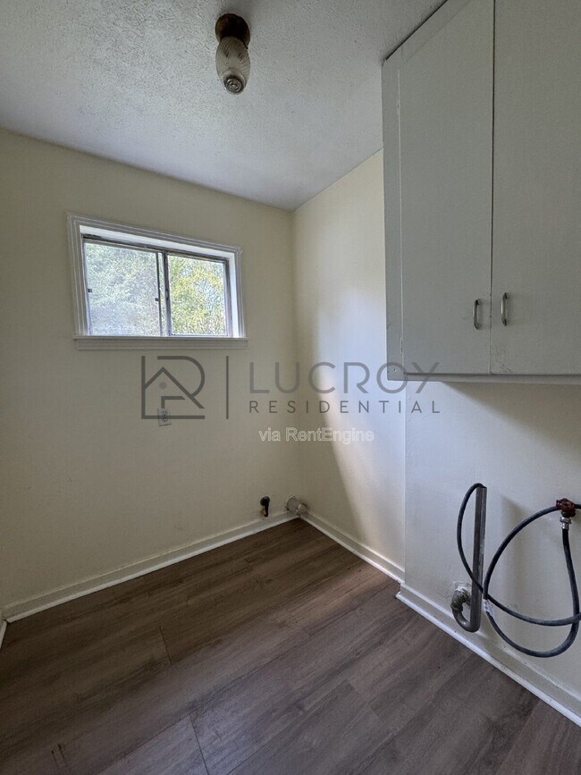 Building Photo - 3148 Sylvester Dr