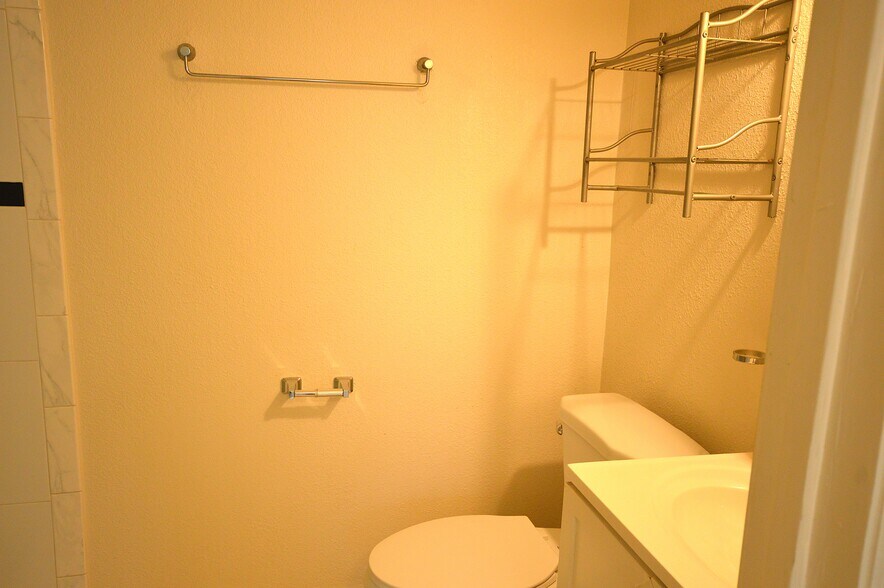 Building Photo - 1800 Devon Ct