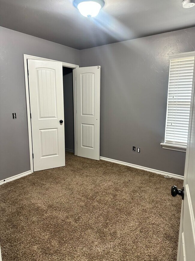 Building Photo - 4 BEDROOMS!  - First Month Free