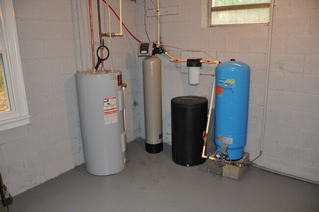 Building Photo - Sparkling Rambler in Park-like Setting on 10 Acres