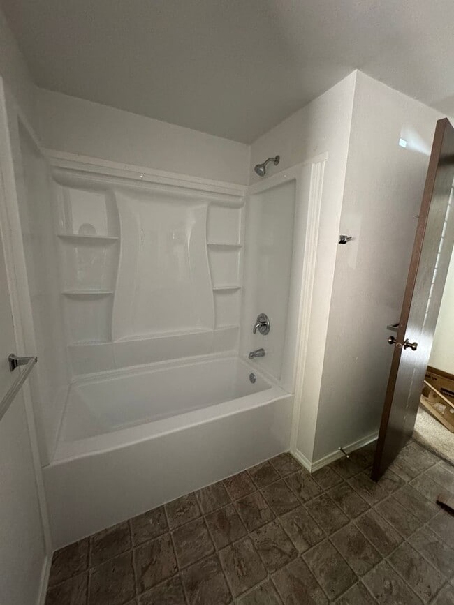 Building Photo - Canyonville 3 Bedroom 2 Bath with Garage a...