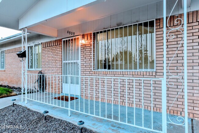 Building Photo - 4909 Winthrop Dr