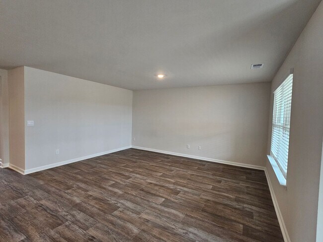 Building Photo - 3 Bedroom/ 2 Bath New Construction