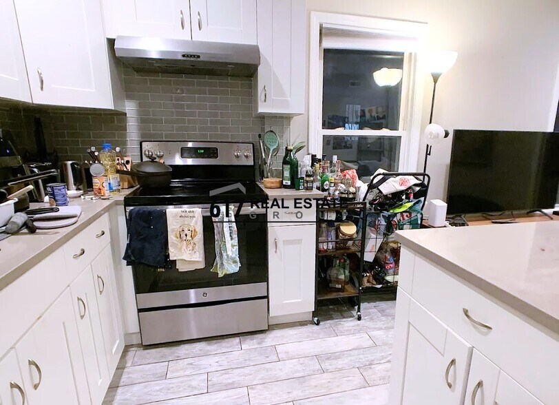 Building Photo - 77 Linden St