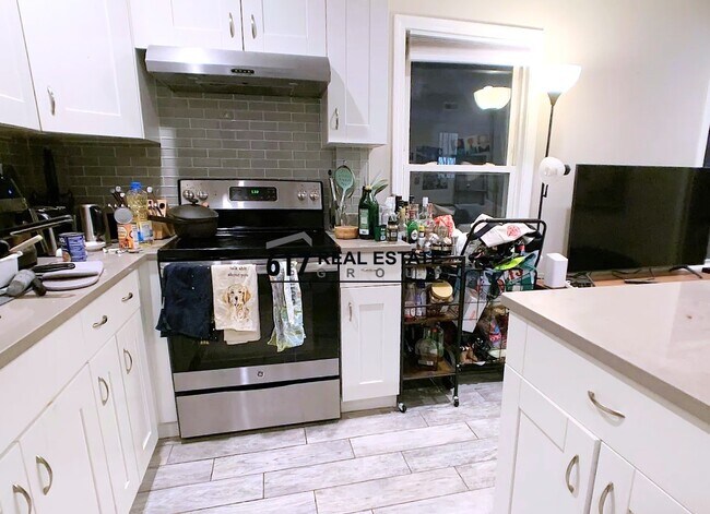 Building Photo - 77 Linden St