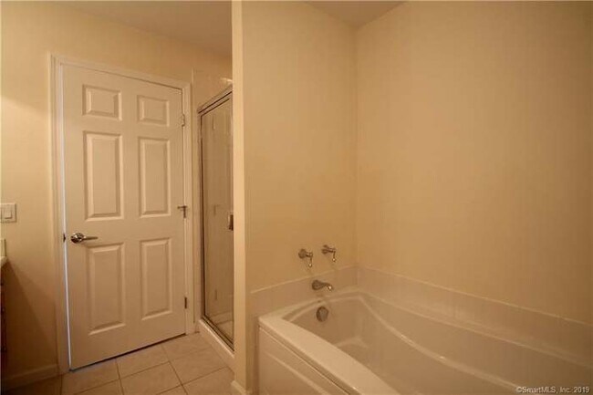 Building Photo - 49 Woodcrest Ln