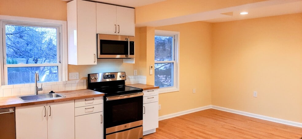 Dining area - 3707 Lawrence Ave