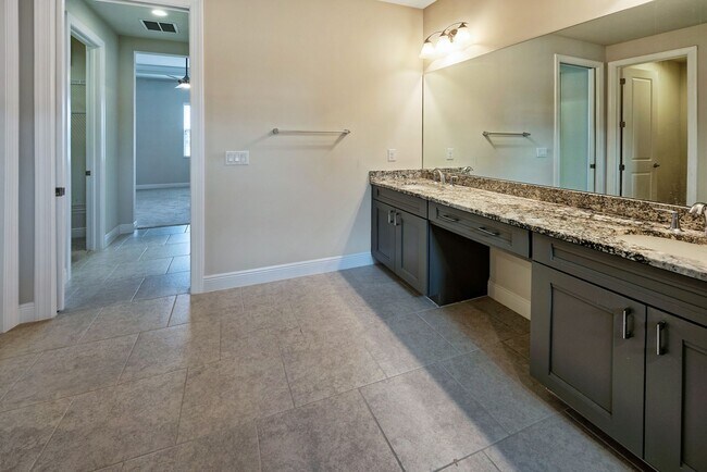 Building Photo - 2/2+Den Coach Home Available Annually!