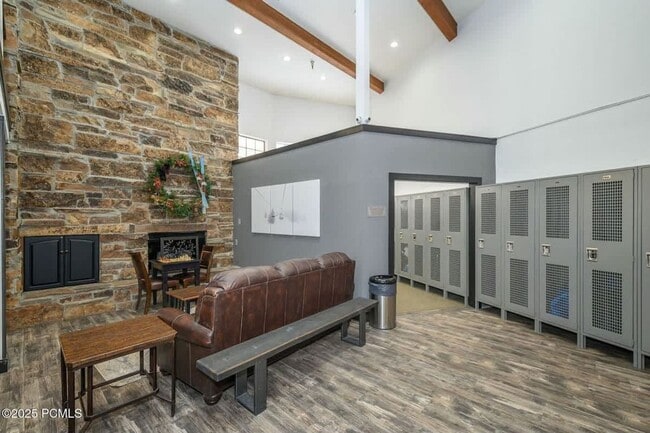 Building Photo - Carriage House Furnished Condo Available Now