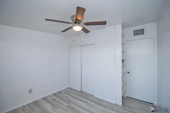 Building Photo - 252 W Lowell Dr