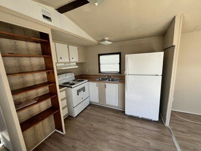 Building Photo - 1125 Chicago Bulls St