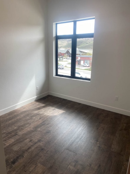 Building Photo - 722 Blue River Pkwy