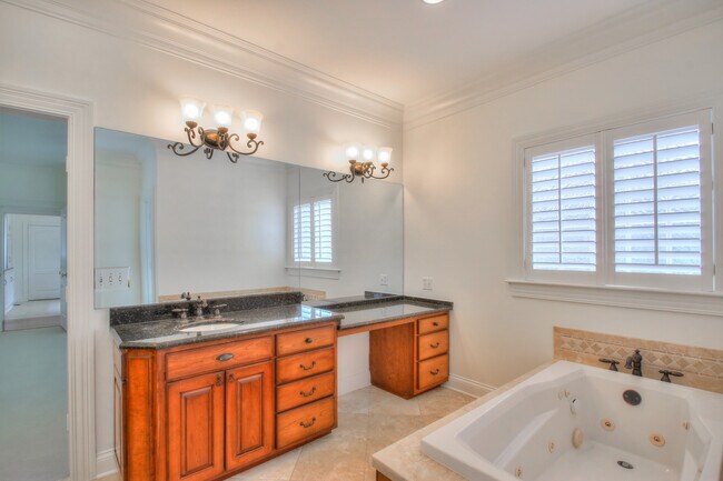 Building Photo - 4335 N Chapel Rd