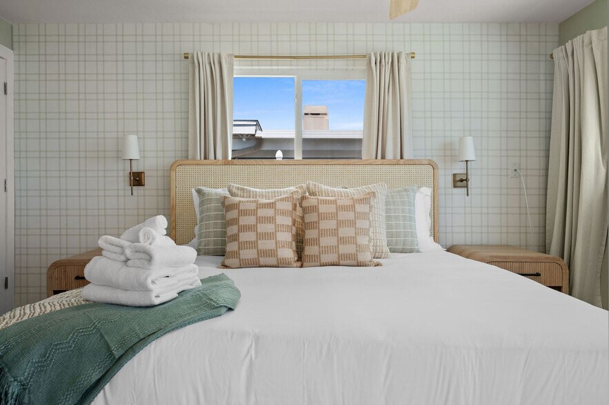 Building Photo - 350 La Hacienda Dr