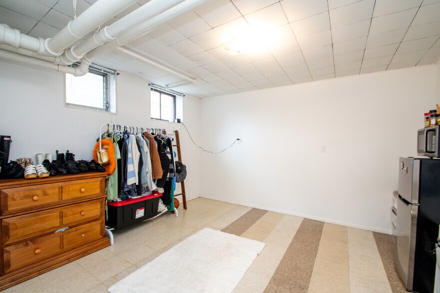 Building Photo - 1411 W Barker Ave