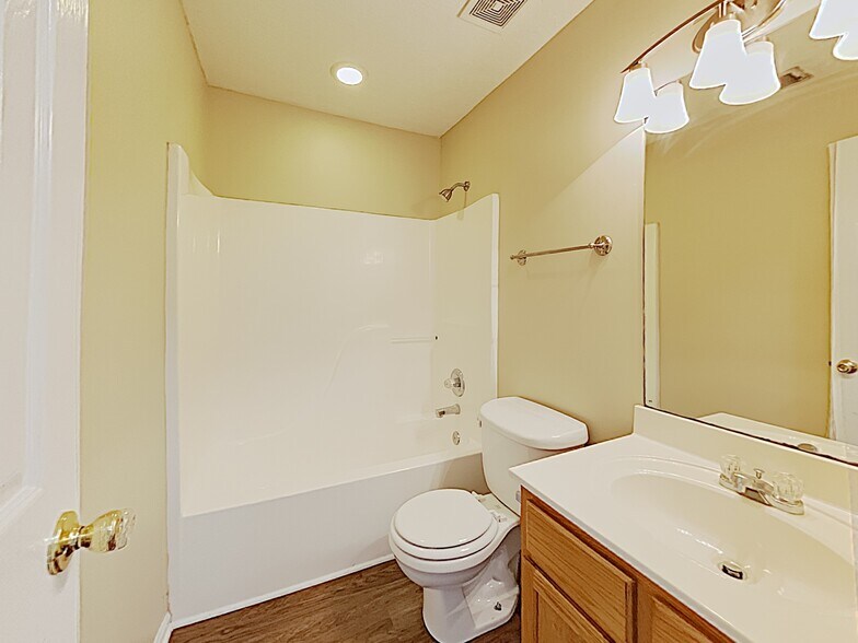 Building Photo - 280 Iris Dr