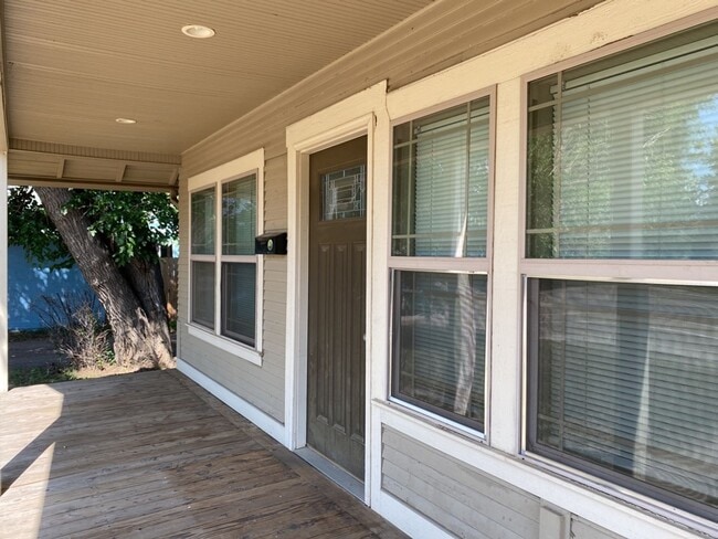 Building Photo - STUDENTS WELCOME! Charming 3 Bed 2 Bath Single Family Home in Old Town