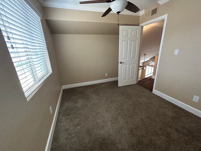 Building Photo - 4 Bedroom 2 Bath Greenfield Park Home