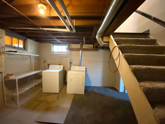 Building Photo - Gorgeous 5 Bed, 2 Bath House Near Concordia and MSUM!