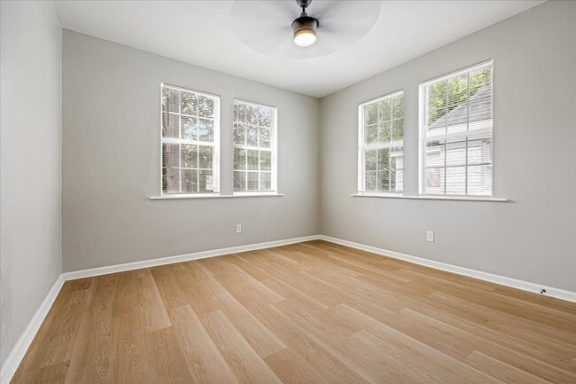 Building Photo - 2395 Forrest Avenue Unit 3