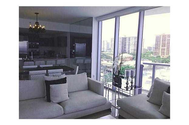 Building Photo - 17001 Collins Ave