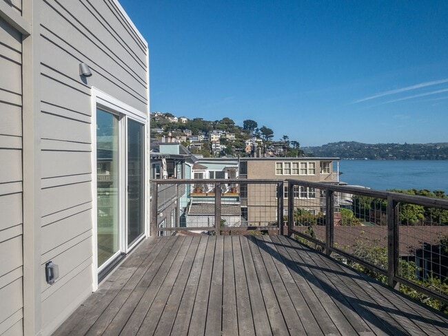 Building Photo - Stunning, Newly Remodeled, Top Floor Flat, Huge Private Deck,  Bay Views, Laundry! Parking! PROGR...