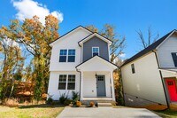 Building Photo - Pet Friendly Three Bedroom!