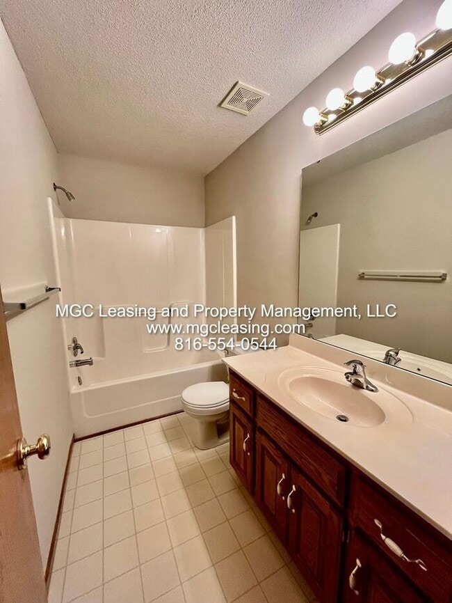 Building Photo - Remington Village Townhome in Raymore with unfinished basement!