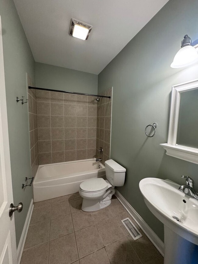 Building Photo - 2 Bed 2.5 Bath In Oak Park Available!