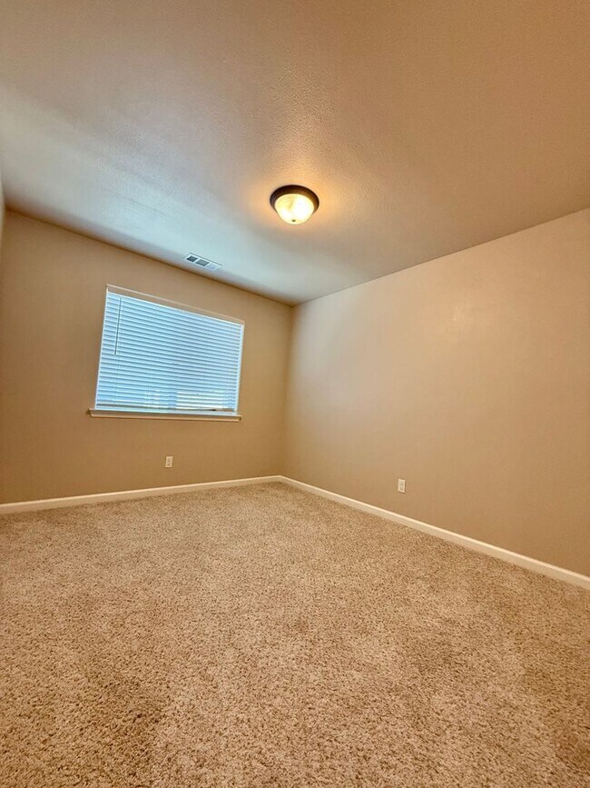 Building Photo - Move In Ready 3 Bed 2.5 Bath!!!