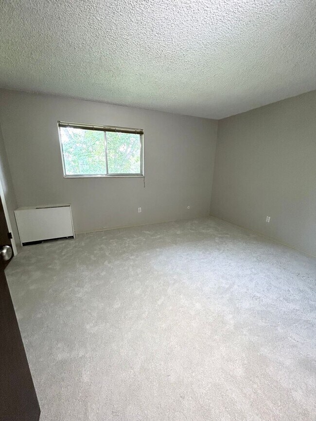 Building Photo - Move-In Ready 1-Bed Near Campus