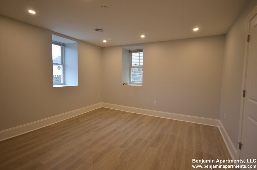 Building Photo - 100 Brooks St