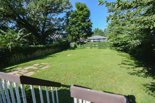 Building Photo - 2 Bed, 1 Bath Home for Rent – Near Downtow...