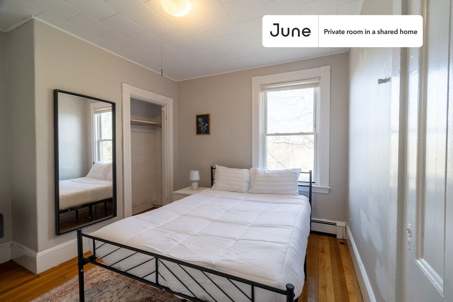 Building Photo - Private bedroom in 4 bed/1 bath Home